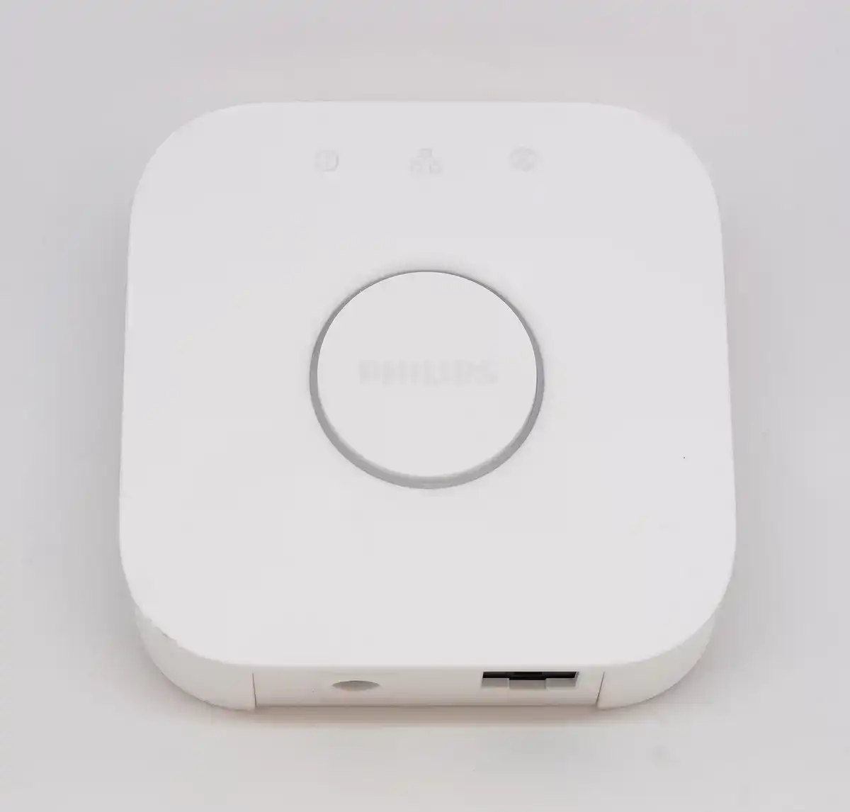 Kleiner Smart-Home-Hub in Wohnzimmerecke